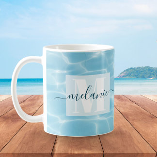 Mug Élégant script de monogramme de natation bleu