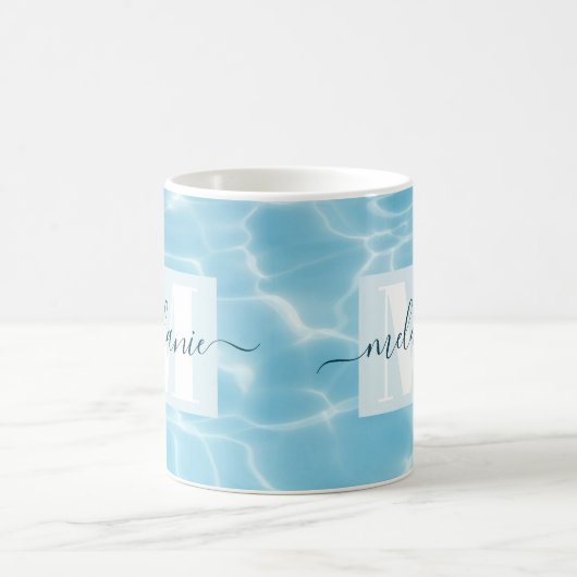 Mug Élégant script de monogramme de natation bleu (Centre)