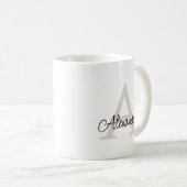 Mug Élégant script manuscrit moderne Monogramme et nom (Devant droit)