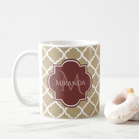 Mug Élégant Tan Quatrefoil Bourgogne Monogramme et nom (Avec donut)