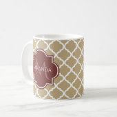 Mug Élégant Tan Quatrefoil Bourgogne Monogramme et nom (Devant gauche)