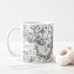 Mug Élégant Vintage Français gravé Floral Gris-Toile<br><div class="desc">Elégant et orné gris et blanc vintage toile de jouy motif avec fleurs exotiques,  vignes et feuillage entrelacés de guirlandes et paniers de roses. Ce motif a été adapté d'un fragment textile français historique vers 1910 dans la collection Smithsonian. Motif est haute résolution mais ne peut pas être carrelé.</div>