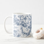 Mug Élégant Vintage Français gravé Floral Toile-Blue<br><div class="desc">Elégant et orné vintage bleu et blanc toile de jouy motif avec fleurs exotiques,  vignes et feuillage entrelacés de guirlandes et paniers de roses. Ce motif a été adapté d'un fragment textile français historique vers 1910 dans la collection Smithsonian. Motif est haute résolution mais ne peut pas être carrelé.</div>