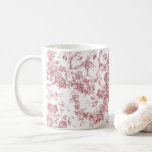 Mug Élégant Vintage Français gravé Floral Toile-rose<br><div class="desc">Elégant et orné rose et blanc vintage toile de jouy motif avec fleurs exotiques,  vignes et feuillage entrelacés de guirlandes et paniers de roses. Ce motif a été adapté d'un fragment textile français historique vers 1910 dans la collection Smithsonian. Motif est haute résolution mais ne peut pas être carrelé.</div>
