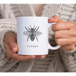 Mug Elégante abeille Vintage<br><div class="desc">Cette tasse élégante présente une illustration vintage en noir et blanc d'une abeille,  avec une tache pour ajouter votre nom.</div>