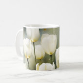 Mug Élégante bande de tulipes blanches dans un jardin  (Devant gauche)
