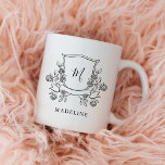Mug Élégante crête florale | Monogramme et nom<br><div class="desc">Cette jolie tasse présente une élégante crête florale noire,  avec votre monogramme en calligraphie script moderne et votre nom en texte classique.</div>