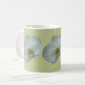 Mug Élégante floraison d'orchidées blanches (Devant gauche)