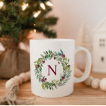 Mug Élégante verdure hivernale Bourgogne Monogramme Wr<br><div class="desc">Cette tasse à café saisonnière de Noël élégante présente une aquarelle fleurie couleur de l'eau design encadrant une initiale monogramme sur mesure bordeaux / vin rouge. Personnalisez avec votre prénom ou votre nom de famille monogramme initial.</div>