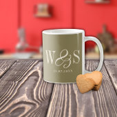 Mug Élégants couples de mariage initial vert olive