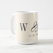 Mug Élégants couples mariés initiale crème naturelle (Devant gauche)