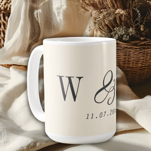 Mug Élégants jeunes mariés crème naturelle initiale