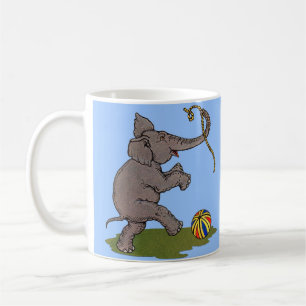 Mug éléphant heureux jouant avec la corde et le ballon