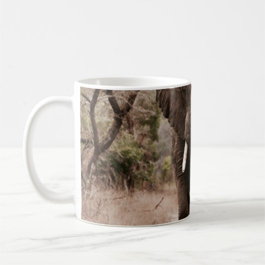 MUG ÉLÉPHANT NOIR MARCHANT SUR SABLE BROWN (Gauche)