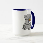 Mug Éléphants de dessin animé mignons mangeant des cac (Devant droit)