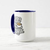 Mug Éléphants de dessin animé mignons mangeant des cac (Devant gauche)