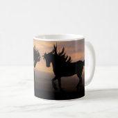 Mug Élevage de chevaux noirs au coucher du soleil (Devant droit)