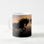 Mug Élevage de chevaux noirs au coucher du soleil (Devant gauche)