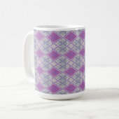 MUG ÉLEVÉ BLANC EN MAILLE ARGYLE LILAS (Devant gauche)