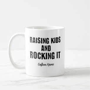 Mug Élever des enfants et assurer grave Nom personnali