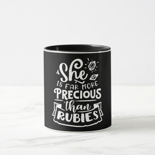 Mug Elle Est Bien Plus Précieuse Que Les Rubies (Centre)