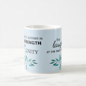 Mug Elle est habillée de force et de dignité (Centre)