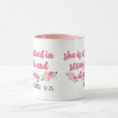 Mug Elle est habillée en Force et Dignité / Bible Vers (Centre)