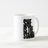 Mug Elle est la référence, citation motivationnelle Ar (Devant droit)