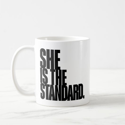 Mug Elle est la référence, citation motivationnelle Ar (Gauche)
