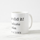 Mug Elle l'a fait diplômée ajouter nom classe de texte (Devant droit)