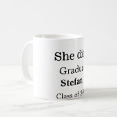 Mug Elle l'a fait diplômée ajouter nom classe de texte (Devant gauche)