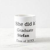 Mug Elle l'a fait diplômée ajouter nom classe de texte (Centre)