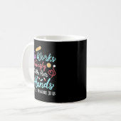 Mug Elle Travaille Avec Volonté Avec Ses Proverbes Mai (Devant gauche)