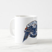 Mug Emblème d'aigle avec bannière né libre, aigle maje (Devant gauche)