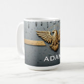 Mug Emblème d'aigle doré aux ailes déployées (Devant gauche)
