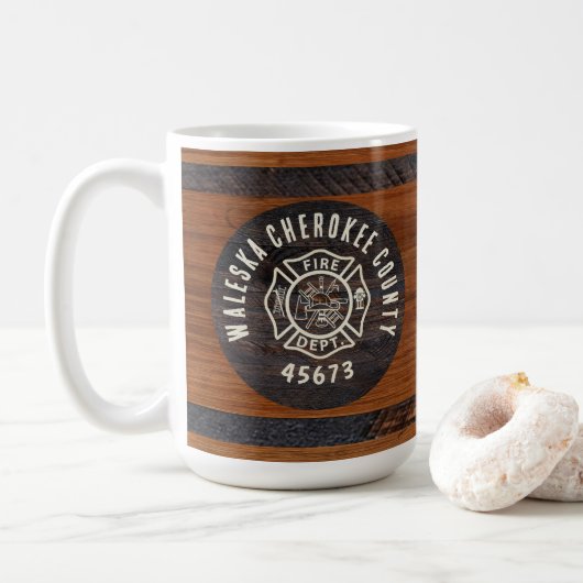 Mug Emblème de pompier ton bois rustique (Avec donut)