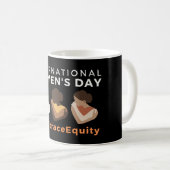 Mug Embrace Equity International Women's Day (Devant droit)