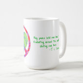 Mug Embrasser la Terre dans la paix (Devant droit)