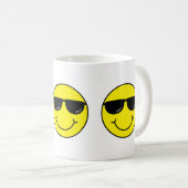 Mug Emoji frais font face avec des lunettes de soleil (Devant droit)