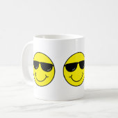 Mug Emoji frais font face avec des lunettes de soleil (Devant gauche)