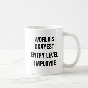 Mug Employé de niveau d'entrée d'Okayest du monde