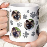 Mug Empreinte de chat gris 8 Photo Collage<br><div class="desc">Montrez votre ami félin préféré avec cette patte de chat gris personnalisée 8 photo collage mug. Cette charmant tasse présente un design empreinte de patte de chat gris et un espace pour huit photos chères. Parfait pour les amoureux de les chats, cette tasse fait un cadeau réfléchi pour les anniversaires,...</div>