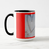 Mug empreinte de deux cœurs dessinés dans la neige sur (Gauche)