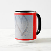 Mug empreinte de deux cœurs dessinés dans la neige sur (Devant droit)