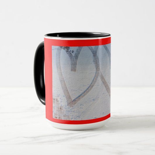 Mug empreinte de deux cœurs dessinés dans la neige sur (Devant gauche)