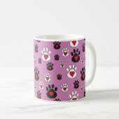 Mug Empreintes de pattes aux coeurs rouges sur rose (Devant droit)