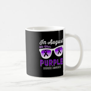 Mug En Août, Nous Portons Des Lunettes De Soleil Viole