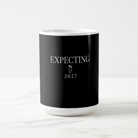 Mug En attente de 2027 | Conception d'annonce de bébé (Centre)
