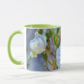 Mug en céramique avec fleurs de roses blanches (Gauche)