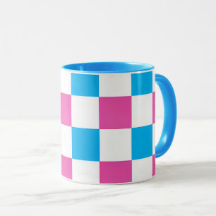 Mug en céramique avec motif à carreaux colorés.